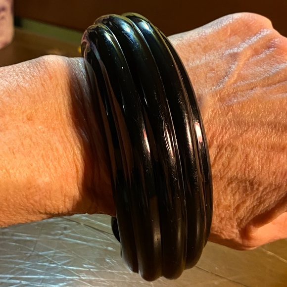 SALE 3/$20 VTG Chunky black lucite carved oval bangle,double sided twist - Picture 2 of 10